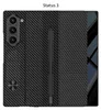 A product shot of a phone case with a carbon fiber texture and an integrated stylus holder. Anteprima dell’immagine prodotto