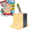 A Tech Deck fingerboard ramp set and a fingerboard are shown. Voir les images du produit