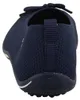 Auf dem Bild ist ein dunkelblauer Freizeitschuh zu sehen der eine weiße Sohle hat. Der Schuh wird von der Außenseite gezeigt und steht auf einem hellen Untergrund. Produktbild-Vorschau