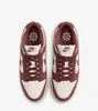 A top-down view of a pair of Nike Dunk Low Next Nature "Red Sepia" sneakers against a white background. Anteprima dell’immagine prodotto