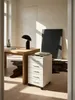 Eleganter Rollcontainer in mattem Weiß mit fünf Schubladen arrangiert im minimalistischen Home Office neben einem massiven Holzschreibtisch._#sku_SAFWL5.273# Produktbild-Vorschau