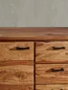 Gesamtüberblick über die Kommode im Industrial-Stil, die die Kombination aus warmem Massivholz und kühlem, pulverbeschichtetem Edelstahl darstellt._#sku_BARWL6.544# Produktbild-Vorschau