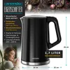 A black electric kettle with a woman holding a mug next to it, with text overlays describing its features. Produktbild-Vorschau
