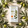 Sitia 0.2 Olivenöl 250 ml Dose umgeben von frischen Olivenzweigen Produktbild-Vorschau
