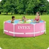 A family is enjoying a swim in a pink Intex metal frame pool on a grassy lawn with trees in the background. Anteprima dell’immagine prodotto