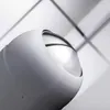 A close-up, abstract shot of a white trash can with a shiny, reflective lid. Anteprima dell’immagine prodotto