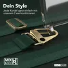 Close-up of a green lanyard with gold hardware attached to a clear phone case. Produktbild-Vorschau