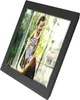 A digital photo frame displaying a picture of a mother and child playing outdoors. Produktbild-Vorschau
