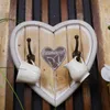 Herzförmiger Schlüsselanhänger aus Holz in brauner Farbe Produktbild-Vorschau 2