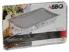 A disposable barbecue grill in its packaging, with a family in the background. Produktbild-Vorschau