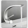 A modern silver faucet with water flowing into a white sink. Produktbild-Vorschau