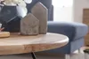 Couchtisch Akazie Massivholz Metall Rund von oben mit Betondekorationen und Blumenvase auf der Holzplatte. Voir les images du produit