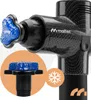 Close-up of a massage gun with a blue attachment, and a smaller inset image of the attachment. Produktbild-Vorschau