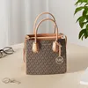 Bolso Michael Kors Mercer Akkordeon con logo, color marrón Vista previa de la imagen del producto 8
