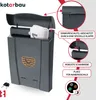 A dark gray plastic mailbox with a lid open, showing mail inside. It has a gold emblem on the front and is shown with keys and a red bracket accessory. Text overlays highlight features. Náhľad obrázku produktu