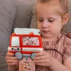 Nahaufnahme eines Kindes, das konzentriert mit dem Feuerwehr-Sensorik-Reisespielzeug spielt und durch das Bewegen der Perlen im Inneren nach versteckten Objekten sucht. Produktbild-Vorschau