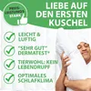 A man happily hugging a pillow, with marketing text and feature callouts. Produktbild-Vorschau