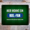 Hier wohnt ein Kiel-Fan Metallschild XXL mit Rasen Motiv Produktbild-Vorschau 2