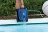 A person is holding a blue pool cleaner over the edge of a swimming pool, with water pouring out of it. Anteprima dell’immagine prodotto