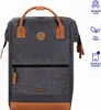 A dark gray backpack with brown leather accents and a logo on the front. Anteprima dell’immagine prodotto