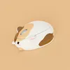 A cute, cartoon-like computer mouse shaped like a calico cat, presented on a plain, light brown background. Anteprima dell’immagine prodotto