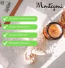 A candle and candle-making supplies are arranged on a white surface, with green text overlays highlighting product features. Produktbild-Vorschau