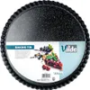 A black speckled baking tin with a fluted edge, shown from a top-down perspective. A slice of berry tart and a portion of cheesecake are displayed on the packaging. Podgląd zdjęcia produktu
