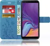 A blue flip phone case with card slots and a stand function, showing a Samsung Galaxy A7 2018 phone inside. Euro banknotes are also visible in the card slots. Produktbild-Vorschau