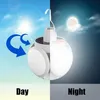 A split image showing a solar lamp in daylight on the left and at night on the right, with arrows indicating charging. Anteprima dell’immagine prodotto