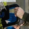 A person's hands are holding the handle of a blue and black hedge trimmer. Produktbild-Vorschau