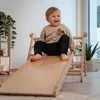 Triangle d'escalade Pikler en bois naturel – Équipement de Voir les images du produit 8