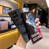 A hand holding two smartphones, one black and one pink, with a blurred background of a cafe. Anteprima dell’immagine prodotto