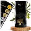 A large black tin of olive oil is displayed on a wooden stand, surrounded by olive branches. Produktbild-Vorschau