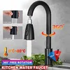 A black kitchen faucet with water flowing, surrounded by text and graphics highlighting its features. Anteprima dell’immagine prodotto