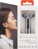 A woman is shown on the left side of the image, with a product box for in-ear stereo headphones on the right. Anteprima dell’immagine prodotto