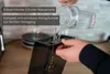 Eine Person gießt Wasser aus einer Glaskanne in den abnehmbaren 0,9-Liter-Wassertank der Unold Espre Produktbild-Vorschau