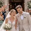 Filigrane rote Holzherzen als Streudeko bei Hochzeit, Brautpaar nach Trauung mit Blütenblättern. Podgląd zdjęcia produktu