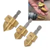 A hand holding drill bits, with a drill in the background and three drill bits in the foreground. Voir les images du produit