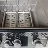Close-up view of the interior of a grill, showing the burners and heat deflectors. Anteprima dell’immagine prodotto