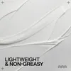 A close-up abstract shot of white cream with text overlay. Voir les images du produit