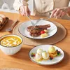 Ein-Personen-Geschirr-Set. Mit gegrilltem Steak, Suppe und Dessert. Am Tisch essen. Náhled obrázku produktu