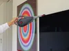A hand holding a cordless vacuum cleaner is shown cleaning a television screen. Anteprima dell’immagine prodotto
