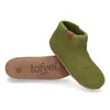 A pair of green felt slippers with a brown leather accent and a separate sole with brand name and size. Produktbild-Vorschau