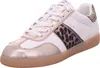 A studio shot of a single sneaker. Voir les images du produit