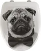 A black and white image of a pug wearing a bow tie, printed on a toilet seat. Produktbild-Vorschau