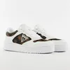 A pair of white and brown Guess sneakers. Produktbild-Vorschau