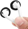 A hand holding a pair of white earbuds with black foam covers. Produktbild-Vorschau
