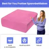 A woman points to a pink fitted sheet, with icons and text describing its features below. Produktbild-Vorschau