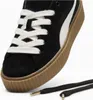 Close-up of a black Puma sneaker with white laces and a brown sole. Anteprima dell’immagine prodotto
