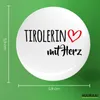 Huuraa Button Tirolerin mit Herz 59mm rund mit Produktbild-Vorschau 3
